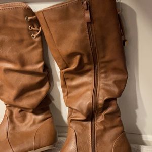 Medium brown kids size 2 Zipper boots with tie on back.